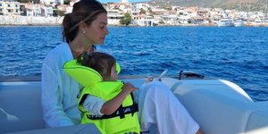 Η Μαρία Μενούνος σε σκάφος με τη κόρη της