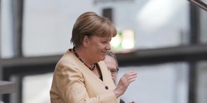 Η Ανγκελα Μέρκελ χαιρετάει στην Μπούντεσταγκ