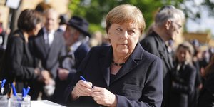 Η Άνγκελα Μέρκελ υπογράφει βιβλία και προειδοποιεί για τις μεταναστευτικές πολιτικές που εφαρμόζουν ευρωπαϊκά κράτη