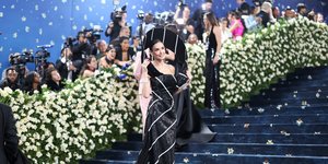 Η Ντέμι Μουρ ντυμένη σαν γραβάτα στο Met Gala 2025 /Φωτογραφία: AP