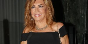 Η Μιμή Ντενίση με το τζιν που ψηλώνει το πόδι -Πώς το συνδύασε για ένα κομψό look, ιδανικό για όλες τις ώρες