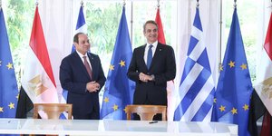 Μητσοτάκης και Σίσι μπροστά από σημαίες