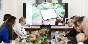 Ο πρωθυπουργός Κυριάκος Μητσοτάκης προήδρευσε το πρωί σε διυπουργική σύσκεψη για τη νέα ηλεκτρονική αξιολόγηση δεκάδων υπηρεσιών