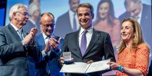 Ο Κυριάκος Μητσοτάκης τιμήθηκε στο Βερολίνο για την πορεία της ελληνικής οικονομίαςges