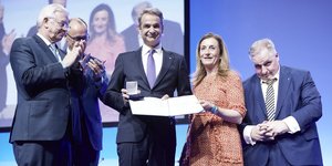 Mitsotakis at award ceremony for Greece’s economic recovery