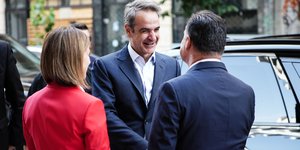 Άδωνις Γεωργιάδης και Ειρήνη Αγαπηδάκη υποδέχονται τον Κυριάκο Μητσοτάκη στο υπ. Υγείας