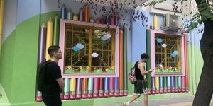 Τα γιγάντια μολύβια στην είσοδο νηπιαγωγείου στη Θεσσαλονίκη