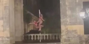 Φωτογράφιση ημίγυμνων μοντέλων στην Κέρκυρα