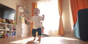 Γιατί κάποια μωρά αργούν να περπατήσουν; Οι επιστήμονες έχουν την απάντηση