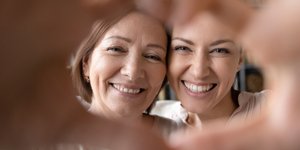 Μητέρα και κόρη σχηματίζουν καρδιά με χέρια