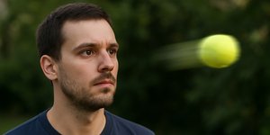 Μπαλάκι περνάει μπροστά από άνδρα