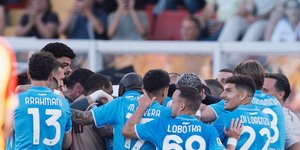 Οι παίκτες της Νάπολι πανηγυρίζουν τη νίκη τους κόντρα στην Λέτσε