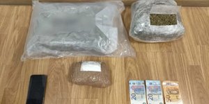 Ναρκωτικά και μετρητά κατασχέθηκαν κατά τη σύλληψη του 26χρονου