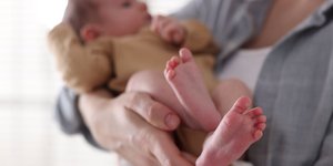 Το τραγούδι στα βρέφη βελτιώνει τη διάθεσή τους