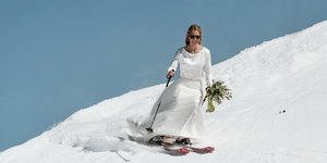 Νύφη κατέβηκε χιονισμένη πλαγιά κάνοντας σκι