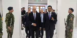 O Νίκος Δένδιας με τον υπουργό άμυνας των Ηνωμένων Αραβικών Εμιράτων