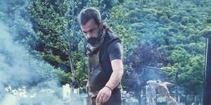 άνδρας σεφ υπαίθρια κουζίνα φωτιά καζάνι nomade et sauvage