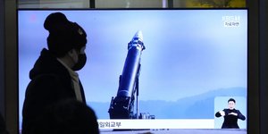 Η Βόρεια Κορέα εκτοξεύει πυραύλους κρουζ