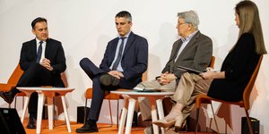 Από αριστερά προς τα δεξιά: Ο Αλέξανδρος Μπρέγιαννης, CEO της Nova ICT, ο Χρίστος Δήμας, Υπουργός Υποδομών και Μεταφορών, ο Γιώργος Γκαζέτας, Ομότιμος καθηγητής του ΕΜΠ και η συντονίστρια της συζήτησης, δημοσιογράφος Θέλμα Χατζηαθανασιάδου