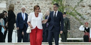 Η Ντόρα Μπακογιάννη συνοδευόμενη από το γιο της Κώστα, στη δεξίωξη για την αποκατάσταση της Δημοκρατίας το 2020