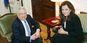 Ο εκλιπών Πέτρος Μολυβιάτης είχε παραδώσει στην Ντόρα Μπακογιάννη το υπουργείο Εξωτερικών τον Φεβρουάριο του 2006