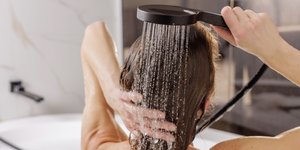 γυναίκα κάνει ντους