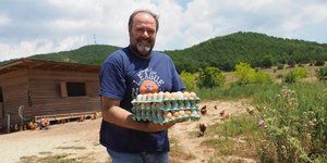 Ο Νίκος Ευθυμίου μετακόμισε στα Μετέωρα και έφτιαξε φάρμα με κότες
