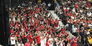Οπαδοί του Ολυμπιακού στο Αμπου Ντάμπι