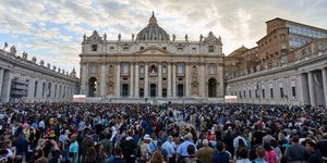 Πιστοί περιμένουν τον καπνό από την καμινάδα της Καπέλα Σιξτίνα για την εκλογή νέου Πάπα