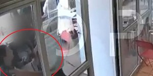 Η στιγμή της επίθεσης στην ιδιοκτήτρια του κυλικείου των μηχανολόγων-μηχανικών στην Πολυτεχνειούπολη Ζωγράφου