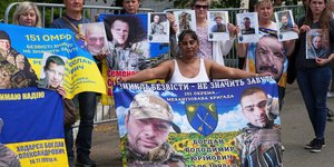 Μέλη οικογενειών Ουκρανών κρατουμένων κρατούν πανό και φωτογραφίες αιχμάλωτων στρατιωτικών ενόψει της ανταλλαγής κρατουμένων μεταξύ Ρωσίας και Ουκρανίας
