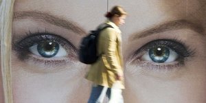 Ο τρόπος που μας παρακολουθούν σε φυσικό και ψηφιακό επίπεδο «παίζει» με το μυαλό μας / SHUTTERSTOCK