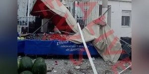 Μπαλκόνι έπεσε σε πάγκο λαϊκής αγοράς