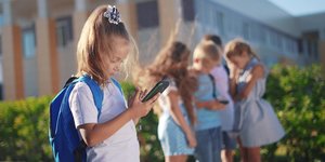 Μαθητές του δημοτικού αφιερώνουν πολύ χρόνο στο κινητό τους τηλέφωνο