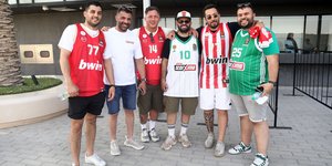 Φίλοι του Ολυμπιακού και του Παναθηναϊκού φωτογραφίζονται μαζί