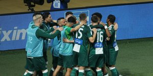 Οι παίκτες του Παναθηναϊκού πανηγυρίζουν την εξασφάλιση της 2ης θέσης