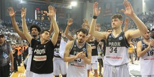 Οι παίκτες του ΠΑΟΚ χειροκροτούνται από τους φίλους της ομάδας παρά την αποτυχία να σηκώσουν το FIBA Europe Cup