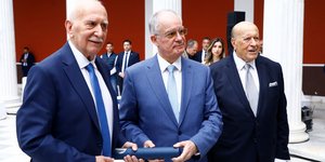 Ο Πρόεδρος της Δημοκρατίας Κωνσταντίνος Τασούλας με τον βραβευμένο Γιώργο Παπαδάκη