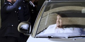 Παπας Φραγκίσκος σε λευκό ΙΧ