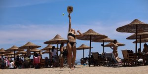 Με την υψηλή θερμοκρασία, οι Αθηναίοι ξεκίνησαν τα μπάνια και τα παιχνίδια στην άμμο