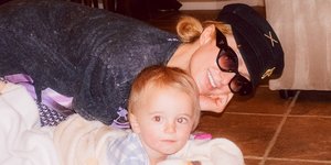 Η Πάρις Χίλτον με τον γιο της Φοίνιξ