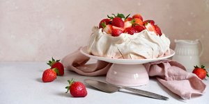 Αέρινη πάβλοβα με φρέσκες φράουλες / Φωτογραφίες: shutterstock