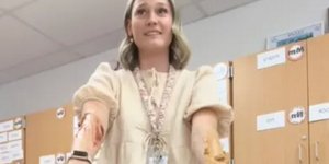 Δασκάλα άλειψε τα χέρια της με φυστικοβούτυρο μέσα στην τάξη