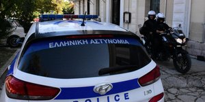 Αστυνομικοί με περιπολικό και μηχανή