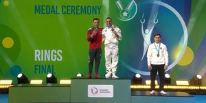 Πετρούνιας και Ασίλ αγκαλιά το πρώτο σκαλί του βάθρου