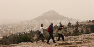 Κόσμος περπατά υπό αφρικανική σκόνη