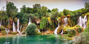 Μέσα σε ένα δάσος με πλούσια βλάστηση, καταρράκτες ξεχύνονται από εντυπωσιακά βράχια / SHUTTERSTOCK 