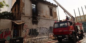 Πυροσβεστικό όχημα σε καμμένο σπίτι στη Λιοσίων