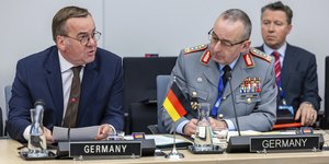 Ο επικεφαλής των γερμανικών ενόπλων δυνάμεων Κάρστεν Μπρόιερ με τον μέχρι πρότινος υπουργό Άμυνας, Μπόρις Πιστόριους