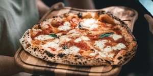 Χειροποίητη πίτσα ψημένη σε ξυλόφουρνο/ Φωτογραφία: shutterstock